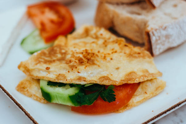 omelett zum frühstück essen, tee und omelett, gesundes frühstücksessen - tea sausage stock-fotos und bilder