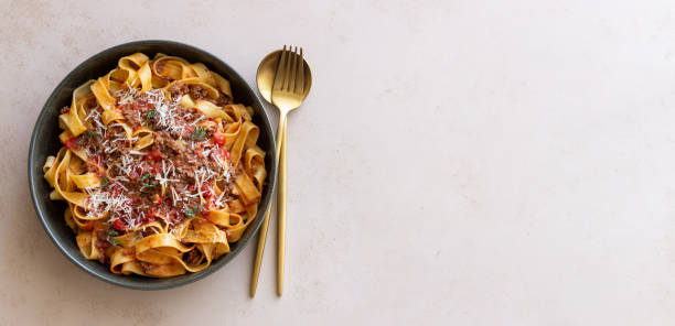 ボロネーゼソースのパスタッレ。イタリア料理。伝統的なレシピ。 - dishware pasta tagliatelle beef ストックフォトと画像
