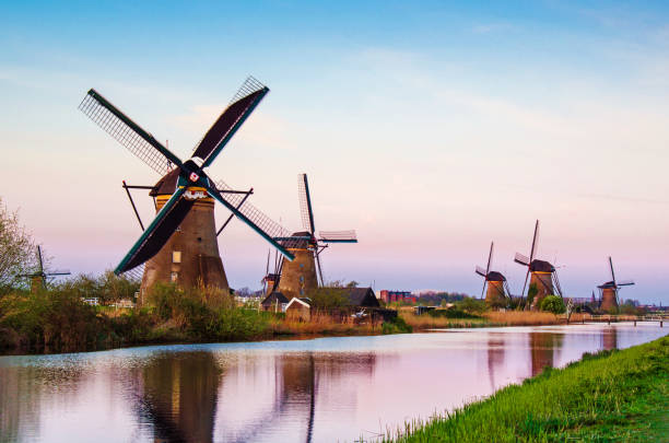 夕日のオランダ、キンダーダイクの風車と息をのむような美しいインスピレーションの風景。魅力的な場所、観光名所。 - オランダ ストックフォトと画像