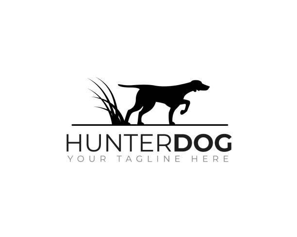 pies myśliwy pokazujący gotową do ataku pozę jako logo - hunting rifle sniper duck hunting stock illustrations