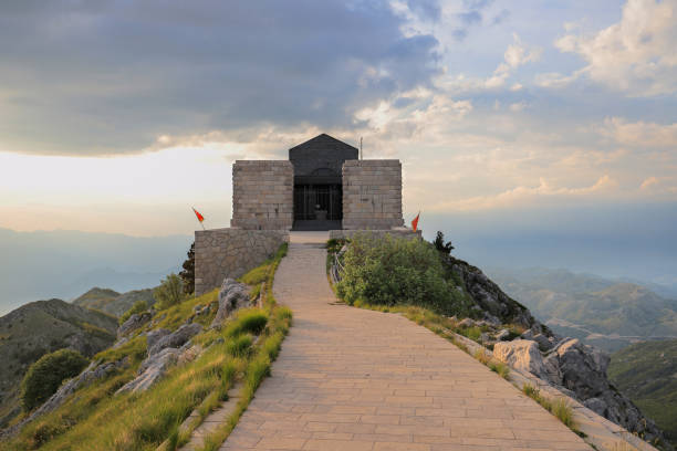 bau des njegos-mausoleums in lovcen national nark - lovcen stock-fotos und bilder