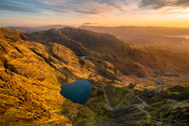 golden morning from the old man of coniston, lake district, reino unido. - old man of coniston fotografías e imágenes de stock