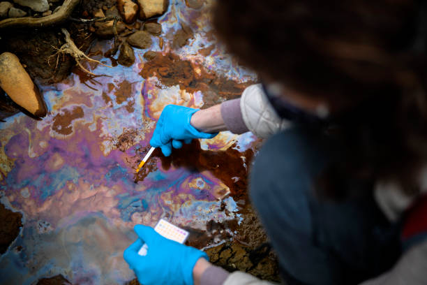 medindo os níveis de ph de água contaminada com produtos químicos - water pollution - fotografias e filmes do acervo