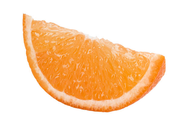 テキストまたは画像のコピースペースを持つ白い背景に分離された熟したオレンジのスライス。ジューシーな肉の果物。側面図。クローズアップショット - isolated on white full length lifestyles yellow ストックフォトと画像