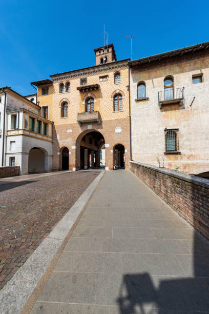 oderzo włochy - freskowe pałace i średniowieczna wieża zwana torresin - tower treviso veneto palace zdjęcia i obrazy z banku zdjęć