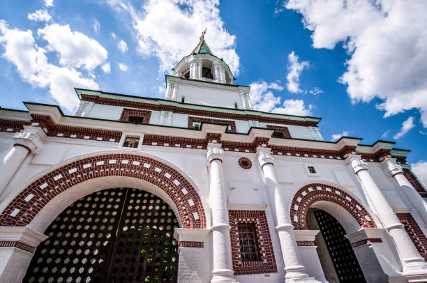 entrance to church of the ascension in kolomenskoye, moscow - russia - kolomenskoye imagens e fotografias de stock