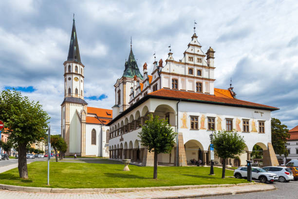 municipio storico e chiesa di san giacomo a levoca, sito unesco, slovacchia - st james way foto e immagini stock
