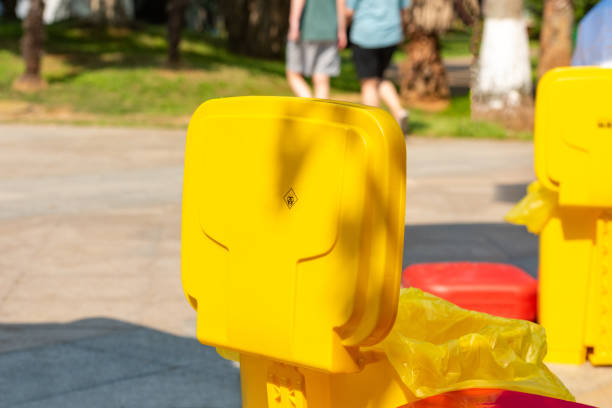 istock Yellow medical trash can, waste bin 1391063100