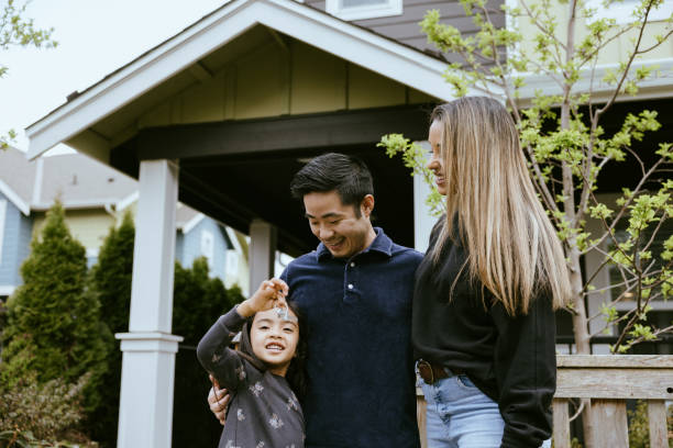 familia multiétnica con las llaves de un nuevo hogar - common family new togetherness fotografías e imágenes de stock