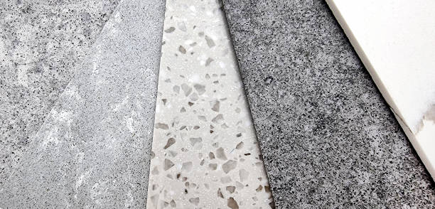 vista de cerca de diferentes muestras de cuarzo para la selección. multicolor y textura de piedras artificiales incluyendo mármol blanco, guijarros grises, textura granulosa (enfocada en textura granulada). - quartz fotografías e imágenes de stock