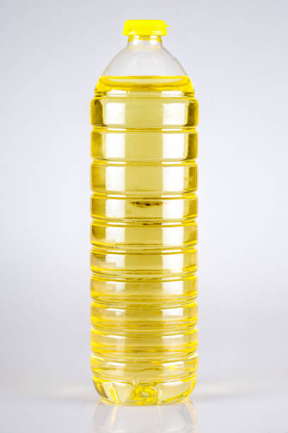 eine plastikflasche sonnenblumenöl, studioschuss - sunflower seed oil stock-fotos und bilder