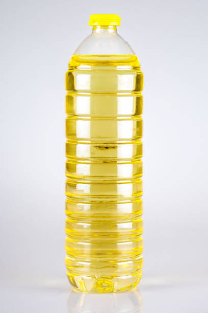 ひまわり油のペットボトル、スタジオショット - ヒマワリ種子油 ストックフォトと画像