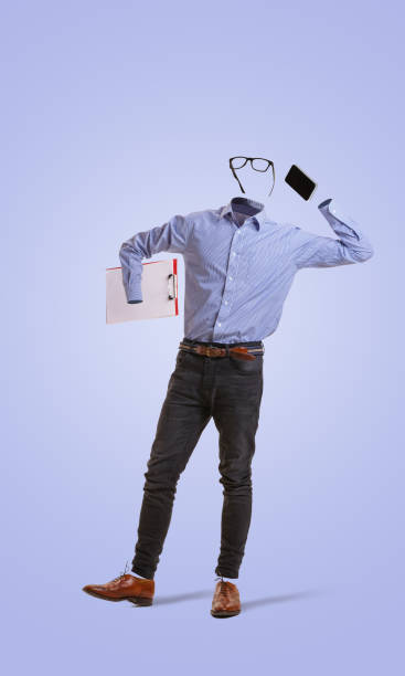 retrato do homem invisível vestindo roupa moderna de estilo de negócio falando ao telefone contra fundo azul. conceito de moda, criatividade - invisible absence shirt mystery - fotografias e filmes do acervo