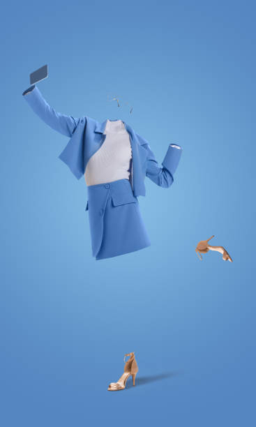 kreatywny portret niewidzialnej kobiety w nowoczesnym niebieskim stroju w stylu biznesowym i obcasach za pomocą telefonu na niebieskim tle. pojęcie mody, stylu - invisible absence shirt mystery zdjęcia i obrazy z banku zdjęć
