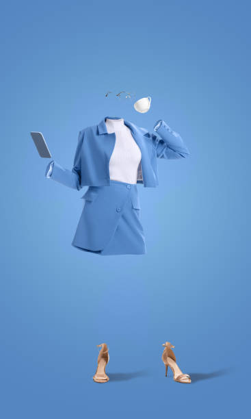 portrait créatif d’une femme invisible portant une tenue bleue de style business moderne et des talons buvant du café sur fond bleu. concept de mode, style - invisible absence shirt mystery photos et images de collection
