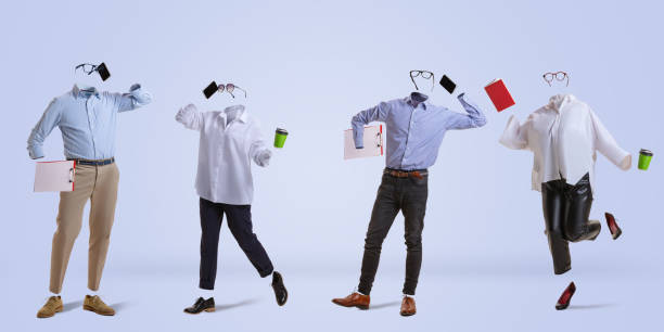 cztery stylowe niewidzialne osoby w nowoczesnych strojach w stylu biznesowym i okularach stojące na niebieskim tle. pojęcie mody, stylu - invisible absence shirt mystery zdjęcia i obrazy z banku zdjęć