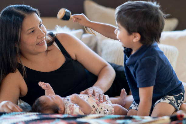 新しい赤ちゃんとの出会い - native american baby love mother ストックフォトと画像