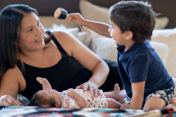 conhecer o novo bebê - native american baby love mother - fotografias e filmes do acervo