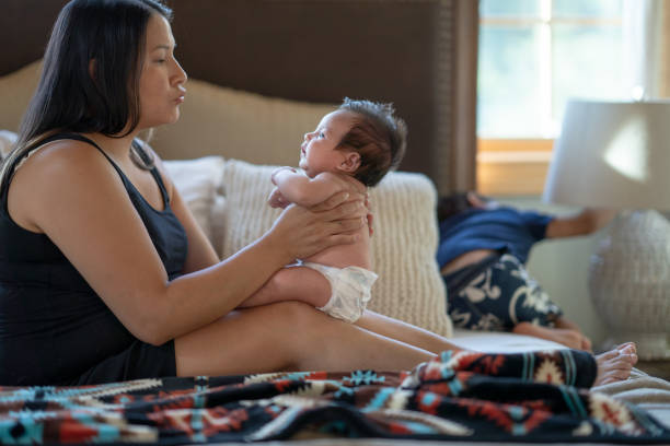 nova mãe na cama com seu bebê - native american baby love mother - fotografias e filmes do acervo