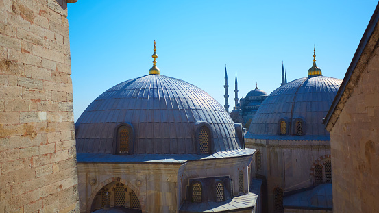 Mezquita azul con cúpulas de la Hagia Sophia en primer plano, Estambul, Turquía photo