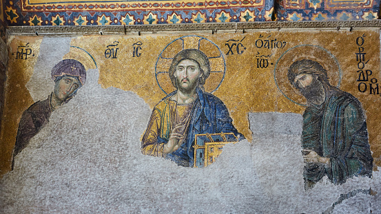 Mosaico de Deesis del siglo 13 de Jesucristo flanqueado por la Virgen María y Juan el Bautista en el templo de Santa Sofía en Estambul, Turquía. photo