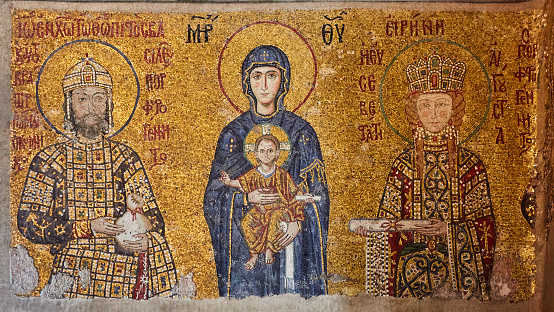 Mosaico de la Virgen María y Jesucristo y otros santos en la iglesia de Santa Sofía, Estambul, Turquía. photo