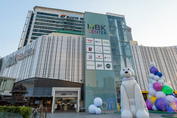 mbk center, noto anche come mahboonkrong, è un grande centro commerciale nel centro di bangkok, in thailandia - mbk foto e immagini stock