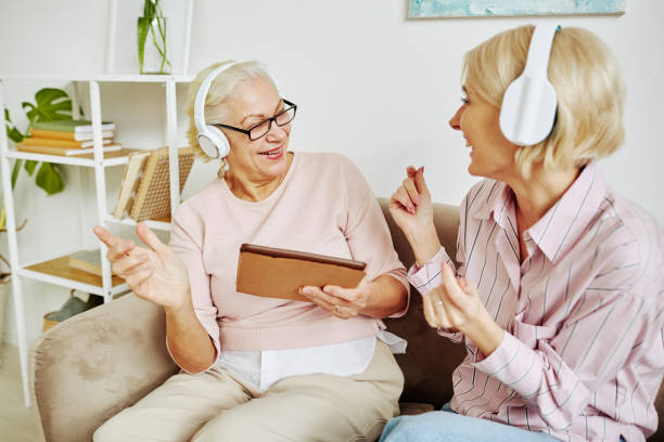 starsza kobieta słuchająca muzyki w domu - mothers audio zdjęcia i obrazy z banku zdjęć