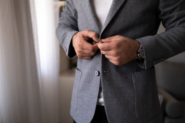 成功はスタイリッシュなスーツと完全に一致します - dressed in suit ストックフォトと画像