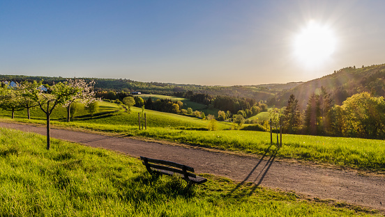 Sonniger Panoramablick über Wiesen und das Aartal in Taunusstein-Seitzenhahn im Taunus