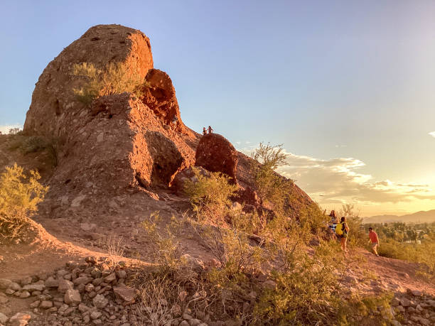 ホール イン ザ ロックで夕日を眺める、パパゴ パーク、ソノラ砂漠、アリゾナ州 - papago ストックフォトと画像