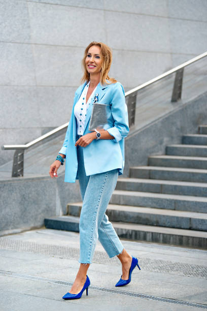 ropa de negocios moderna para mujer en tonos azules. jeans en estilo empresarial. - white collar worker fotografías e imágenes de stock