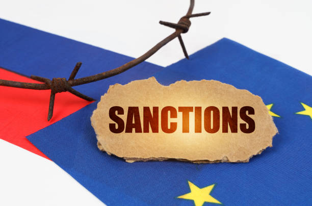 auf den flaggen der europäischen union und russlands liegt ein pappteller mit der aufschrift - sanktionen - european union currency order finance currency stock-fotos und bilder