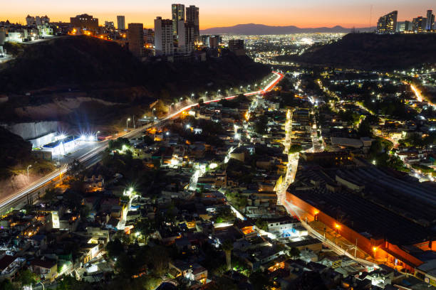 夜のケレタロのパノラマビュー - queretaro city ストックフォトと画像