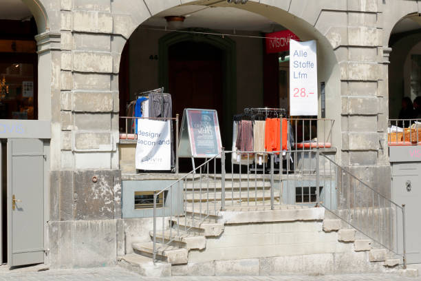 mały sklep zewnętrzny pod arkadami - architecture berne berne canton townhouse zdjęcia i obrazy z banku zdjęć