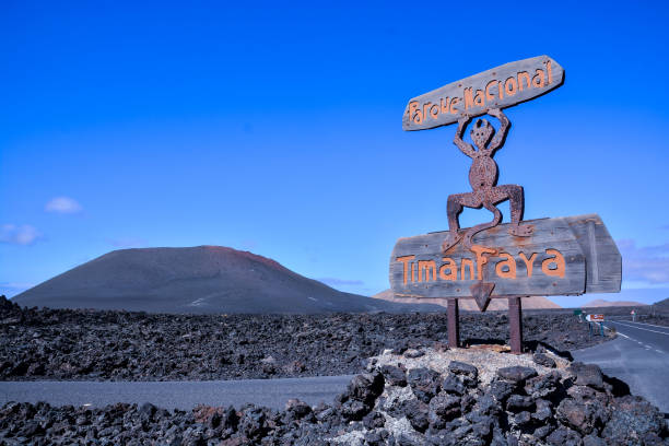 volcanic landscapes on timanfaya. - alb imagens e fotografias de stock