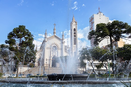 Plaza Dante Alighieri, frente a la iglesia catedral, en Caxias do Sul, Brasil photo