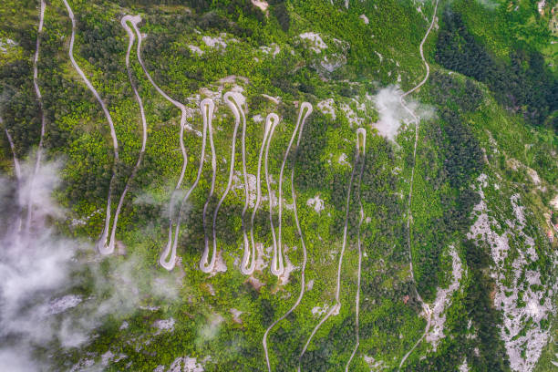 vista aérea da antiga estrada serpentina cênica - lovcen - fotografias e filmes do acervo