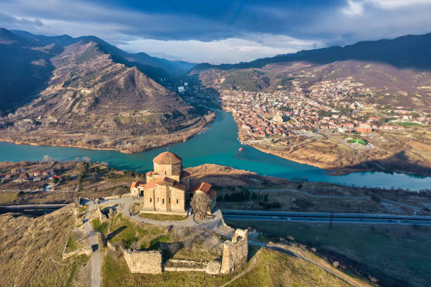 famosa vista aérea del monasterio de jvari en mtskheta - mtskheta fotografías e imágenes de stock