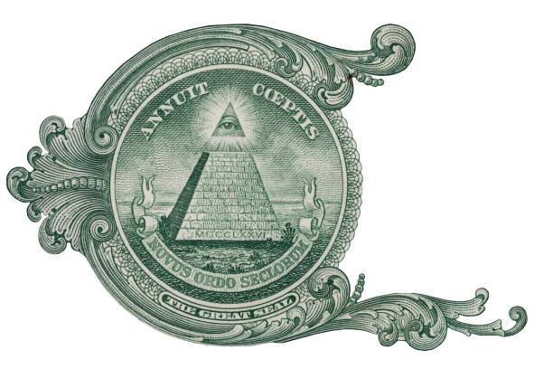 陰謀論と秘密結社のコンセプトは、ピラミッドとアメリカのドル紙幣に大きなシールとクリッピングパスの切り抜きと白い背景に孤立したすべての目 - 国璽 ストックフォトと画像