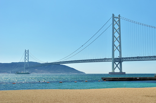 This is the world's longest suspension bridge with a total length of 3,911 m, which crosses the Akashi Strait and connects Honshu and Awaji Island. Its appearance is so beautiful that it is nicknamed Pearl Bridge, and its design changes depending on the season at night when it is lit up, weaving a fantastic view.