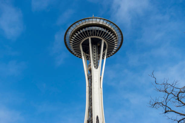 low angle view of the iconic seattle space needle shot against a clear, bright blue sky. - keyarena imagens e fotografias de stock
