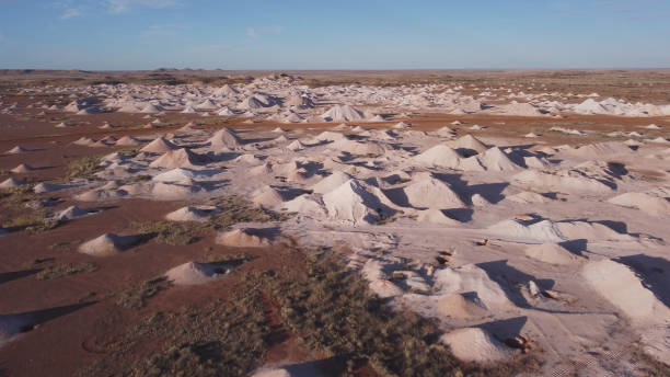 prise de vue aérienne survolant les résidus d’une mine d’opale à coober pedy un après-midi d’hiver - coober pedy photos et images de collection
