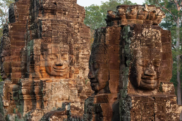buddha faces sunset, bayon-tempel, angkor, kambodscha - cambodia traditional culture ancient angkor stock-fotos und bilder