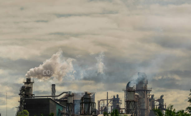 co2排出量工場の煙突からのco2温室効果ガス排出量二酸化炭素ガス地球規模の大気気候汚染。地球大気中の二酸化炭素。温室効果ガス。煙突からの煙の排出。 - earths ストックフォトと画像
