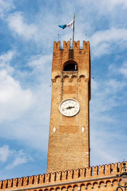 średniowieczna wieża obywatelska w centrum treviso - wenecja euganejska włochy europa - tower treviso veneto palace zdjęcia i obrazy z banku zdjęć