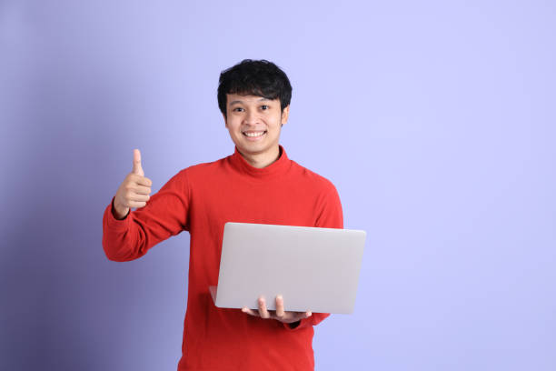 entspannter asiatischer mann - southeast asian ethnicity men laptop image type stock-fotos und bilder