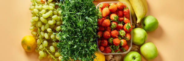 Flat lay of ripe organic healthy food Fruits, microgreens, vegetables on orange background, copy space for text, top view, market local farm concept, harvest, food delivary, diet, vegan concept. colocación plana de alimentos saludables orgánicos maduros frutas, microgreens, verduras sobre fondo naranja, espacio de copia para texto, vista superior, concepto de granja local de mercado, cosecha, derivados de alimentos, dieta, concepto vegano.