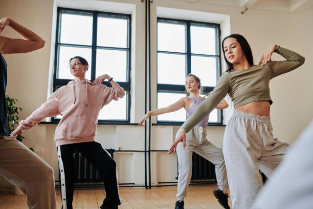 유행 춤 운동을 연습하는 현대 활동적인 십대들의 그룹 - voguing 뉴스 사진 이미지