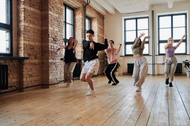 十代の若者たちの新しい動きを示す流行のダンスパフォーマンスグループのリーダー - voguing ストックフォトと画像
